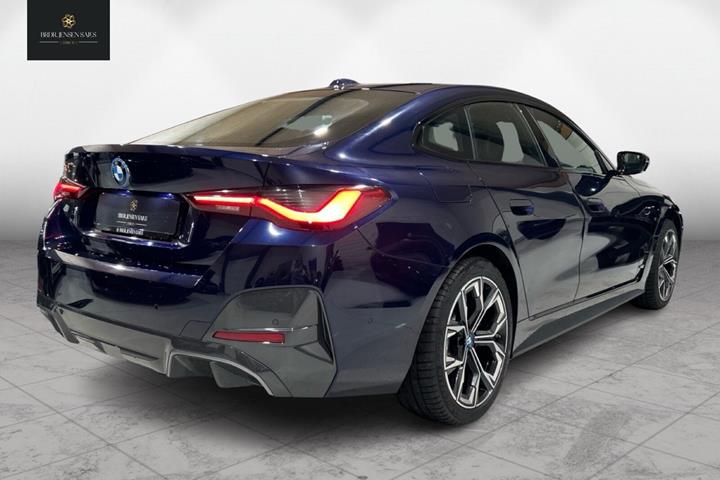 Blå BMW i4 fra 2023
