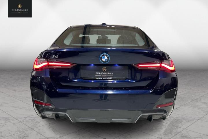 Blå BMW i4 fra 2023