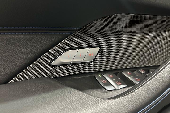 Blå BMW i4 fra 2023