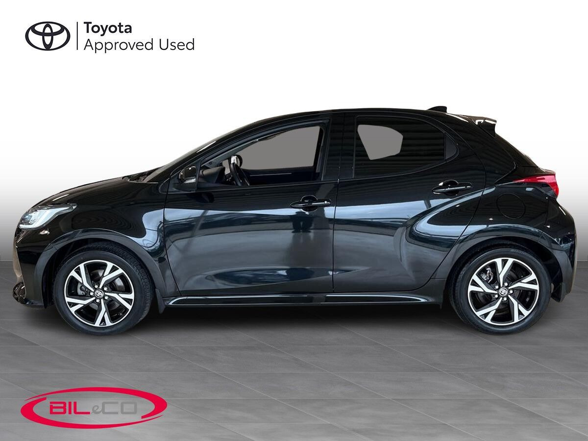 Sort Toyota Yaris fra 2024