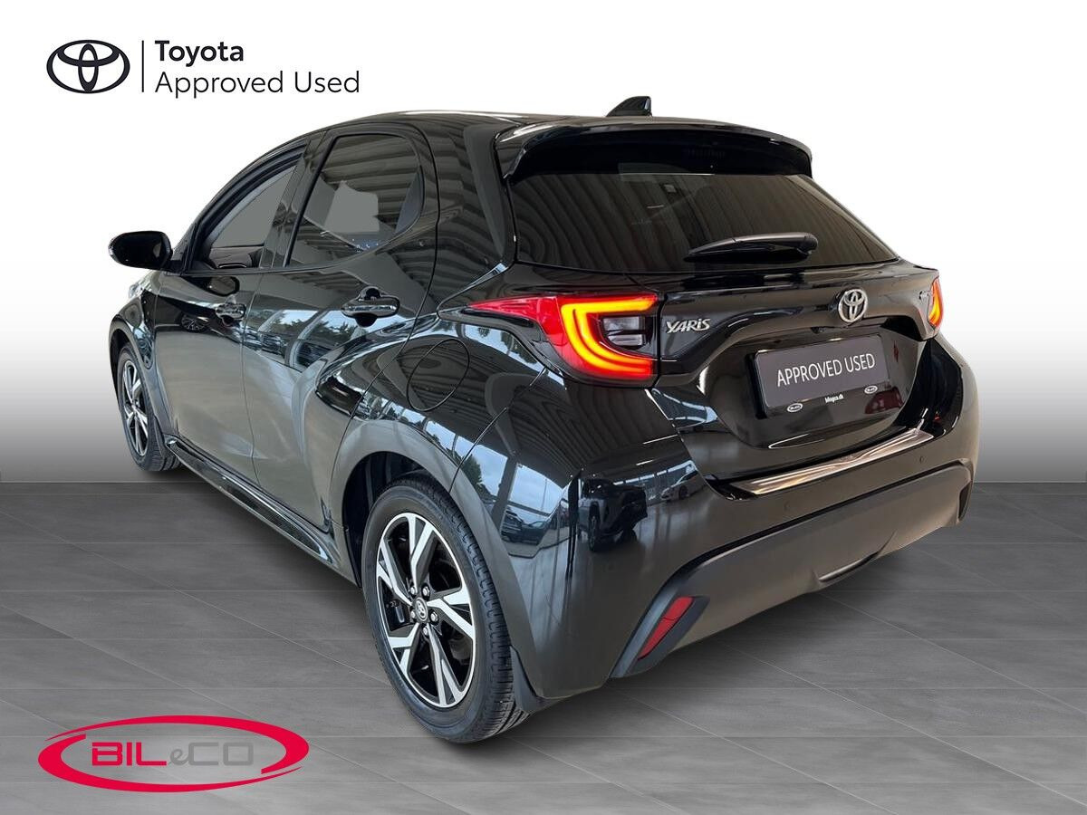 Sort Toyota Yaris fra 2024