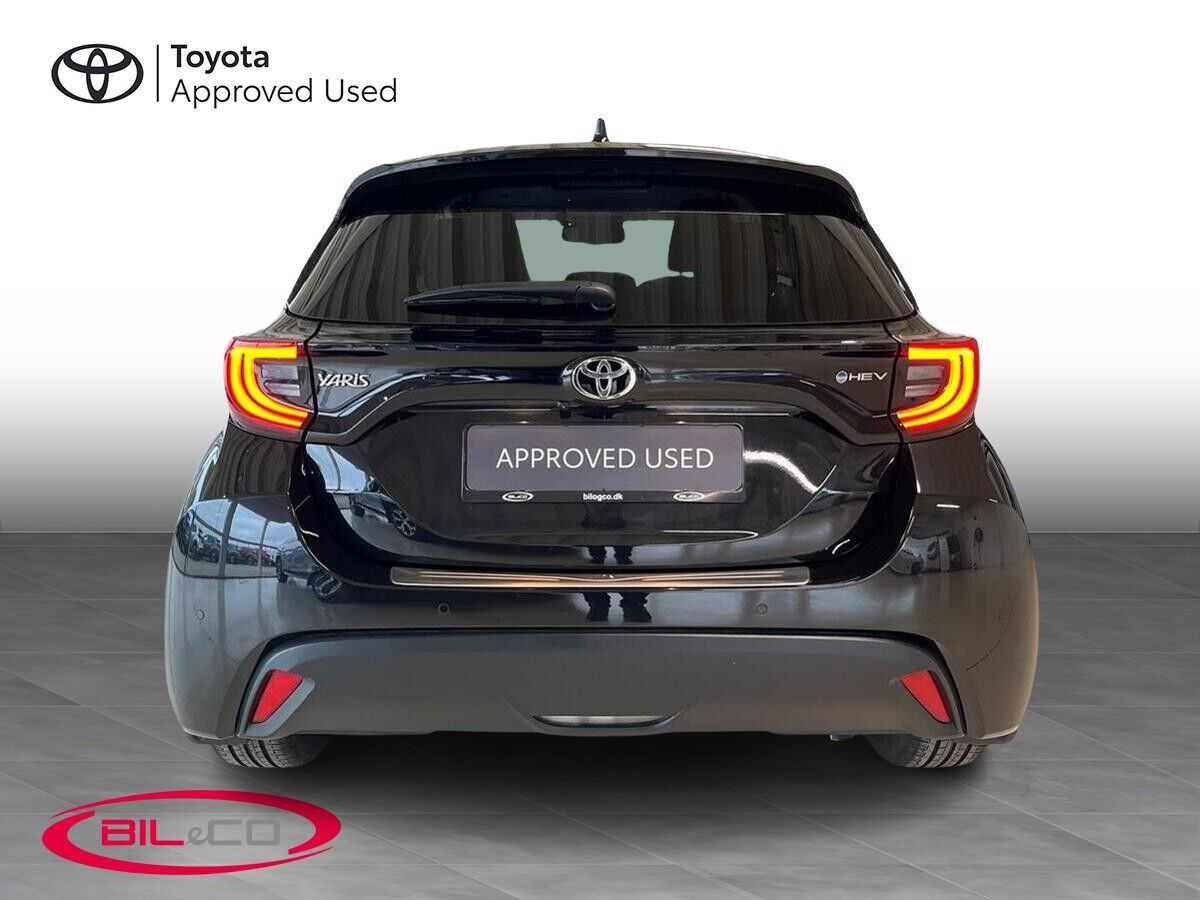 Sort Toyota Yaris fra 2024