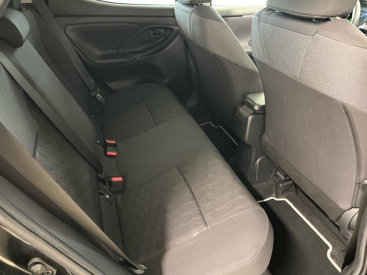 Sort Toyota Yaris fra 2024