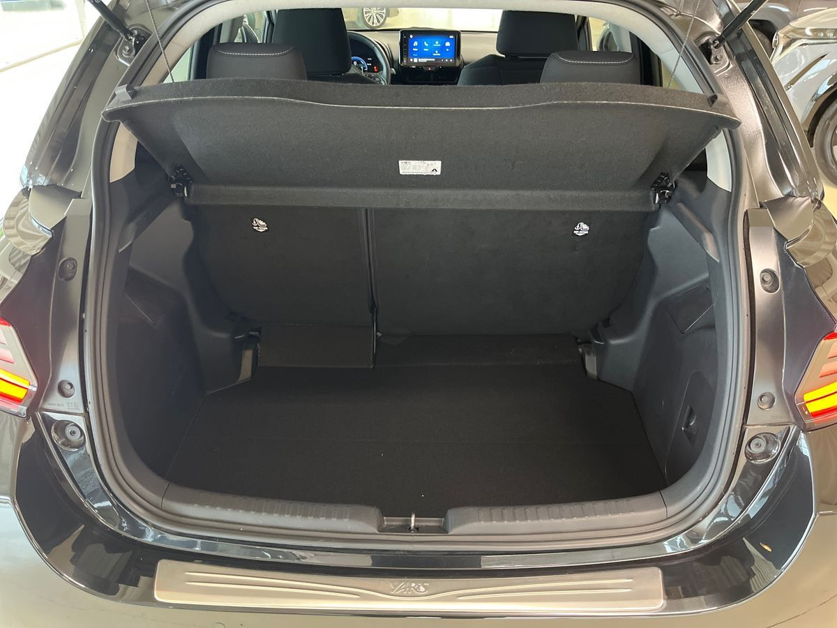 Sort Toyota Yaris fra 2024