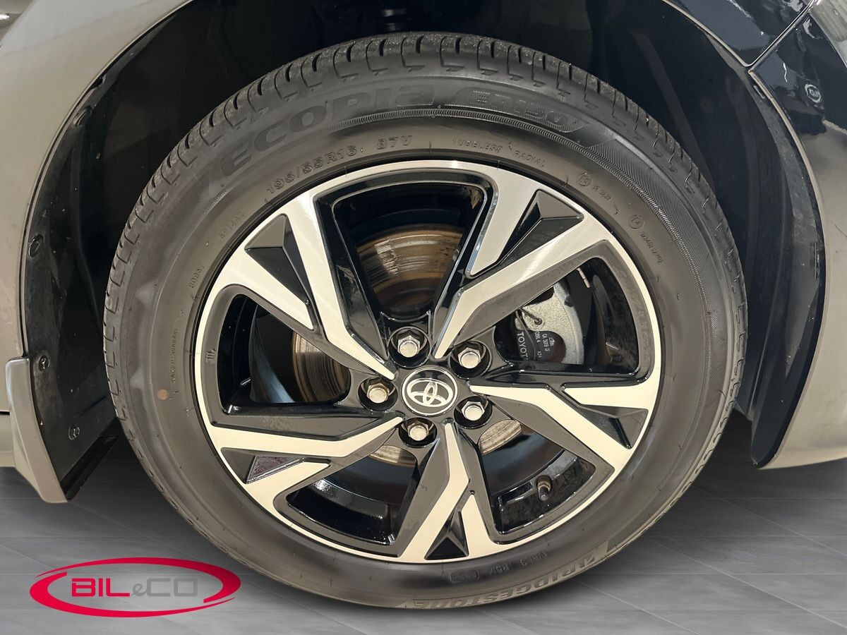 Sort Toyota Yaris fra 2024