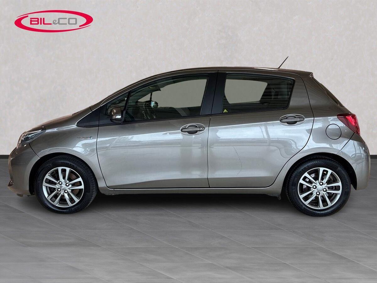 Bronze Toyota Yaris fra 2016