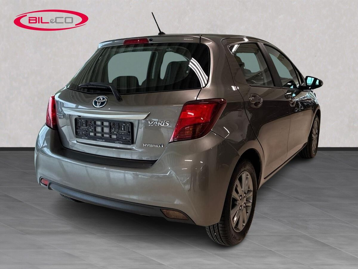 Bronze Toyota Yaris fra 2016