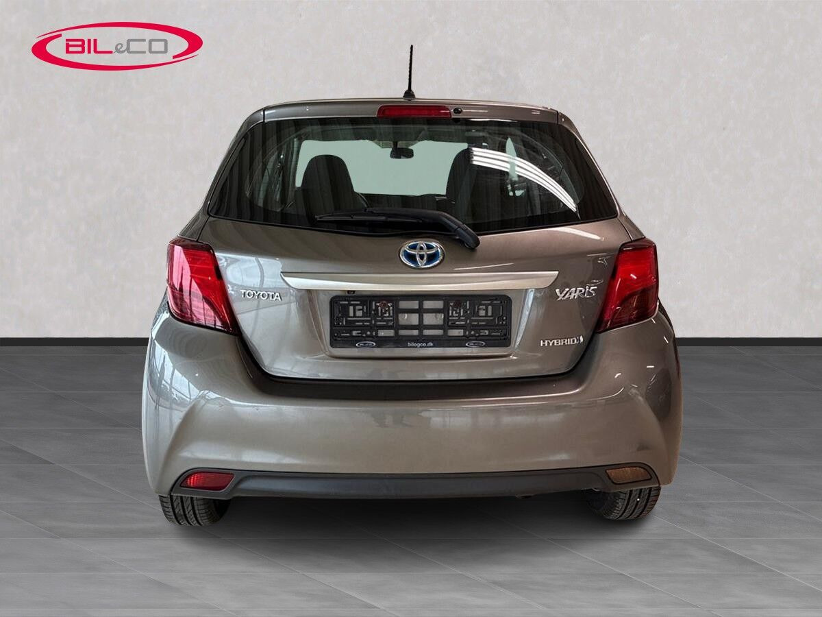 Bronze Toyota Yaris fra 2016