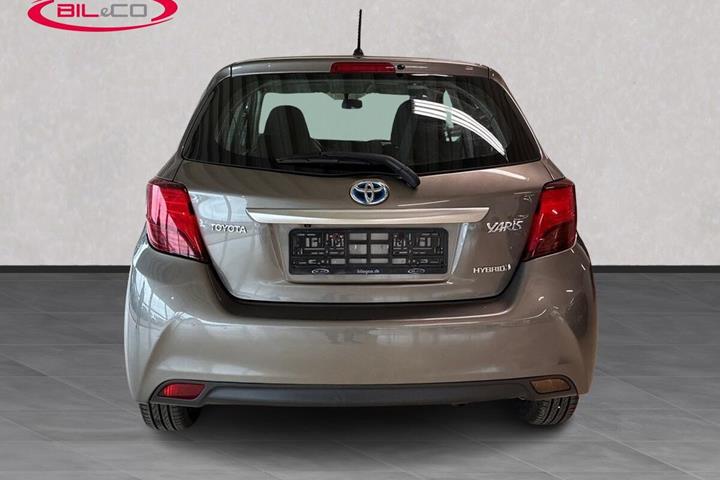 Bronze Toyota Yaris fra 2016