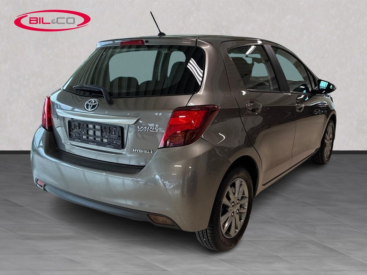 Bronze Toyota Yaris fra 2016