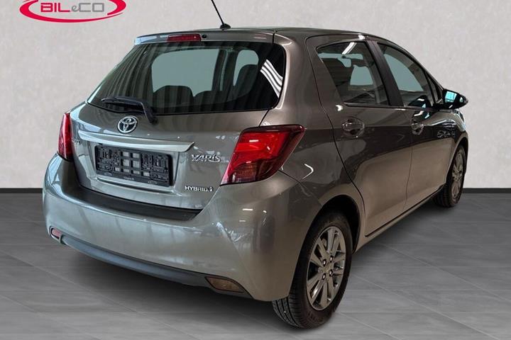 Bronze Toyota Yaris fra 2016