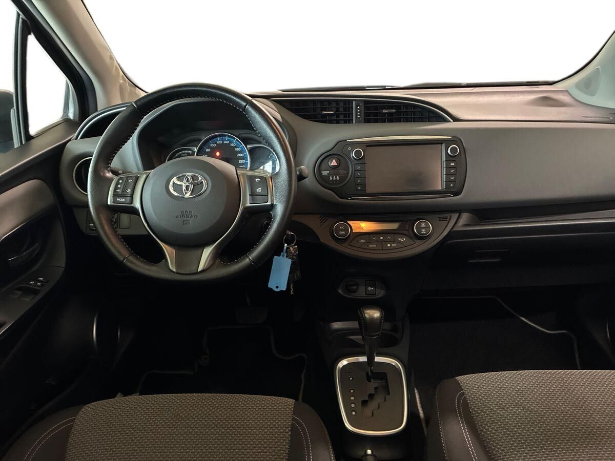 Bronze Toyota Yaris fra 2016