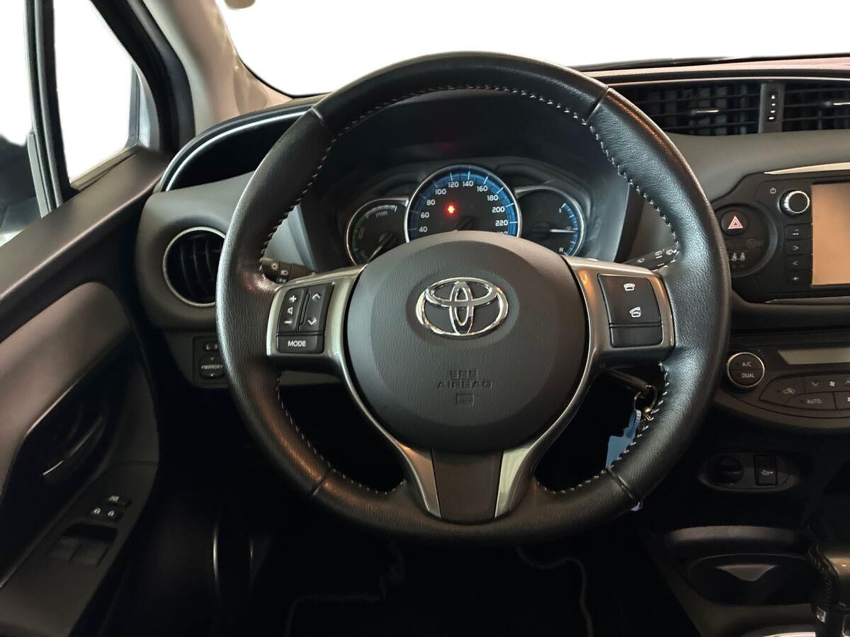 Bronze Toyota Yaris fra 2016