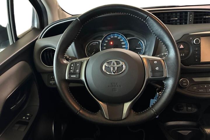 Bronze Toyota Yaris fra 2016