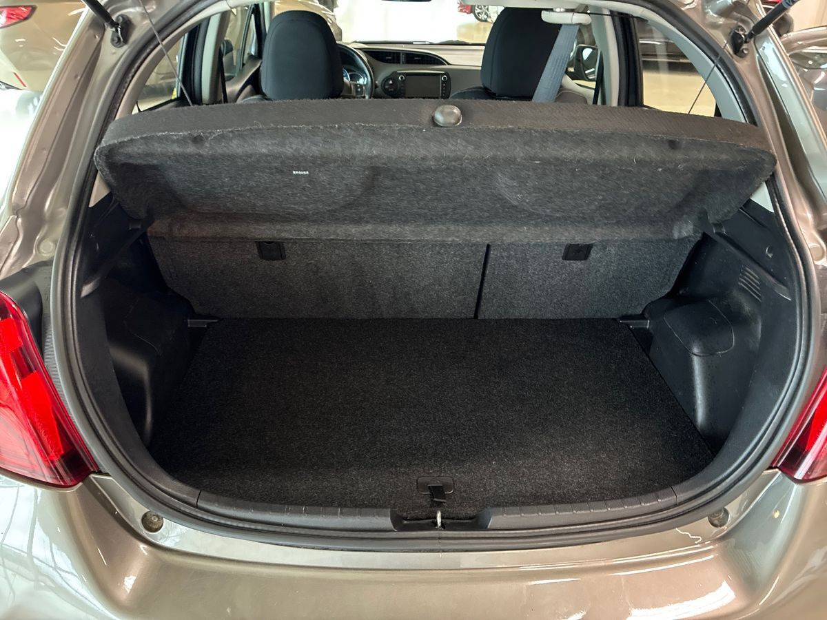 Bronze Toyota Yaris fra 2016