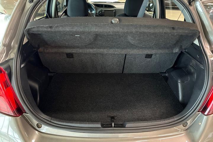 Bronze Toyota Yaris fra 2016