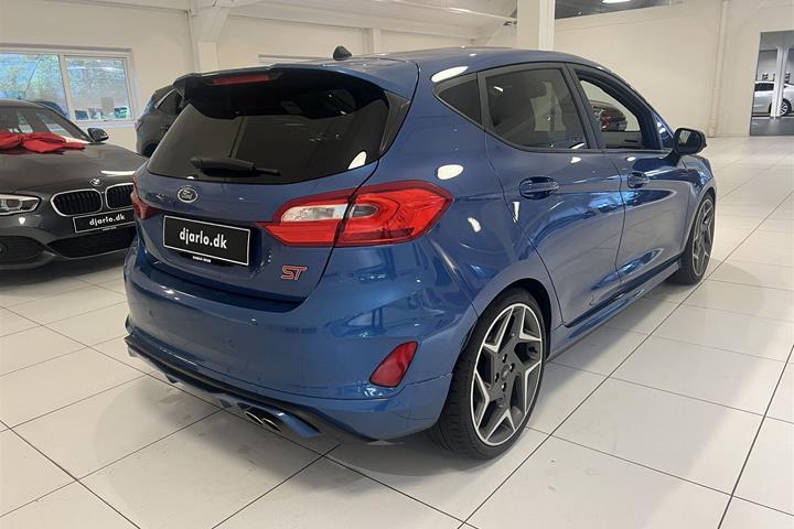 Blå Ford Fiesta fra 2018