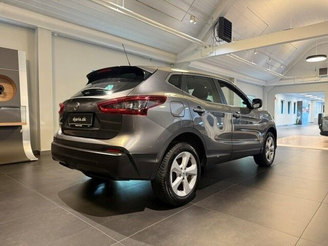 Grå Nissan Qashqai fra 2021