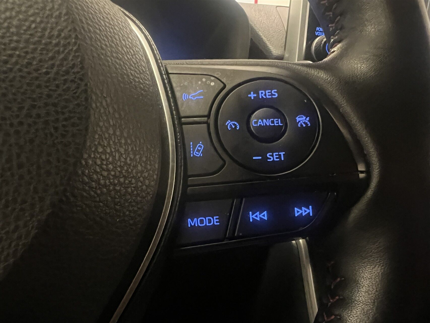 Sort Toyota RAV4 Plug-in fra 2021