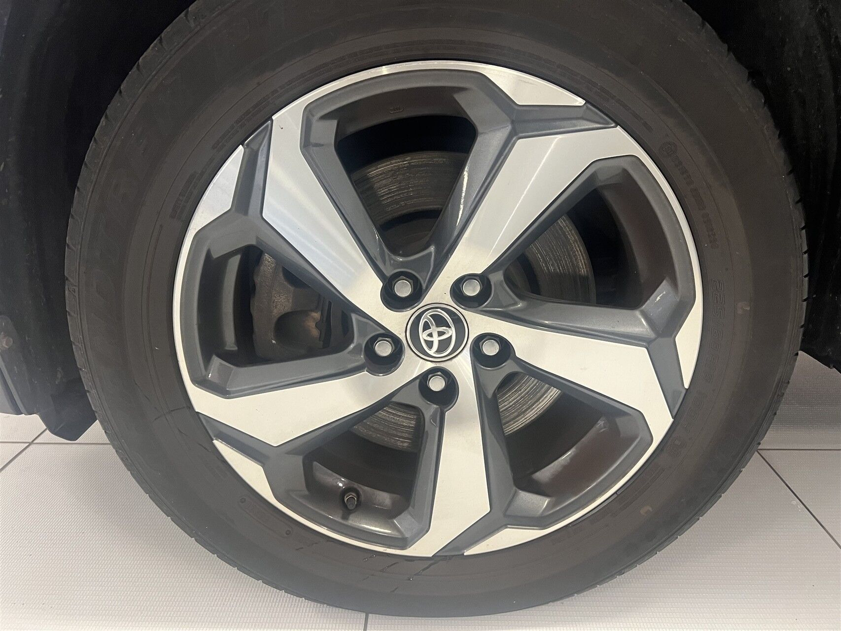 Sort Toyota RAV4 Plug-in fra 2021