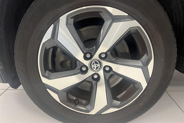 Sort Toyota RAV4 Plug-in fra 2021