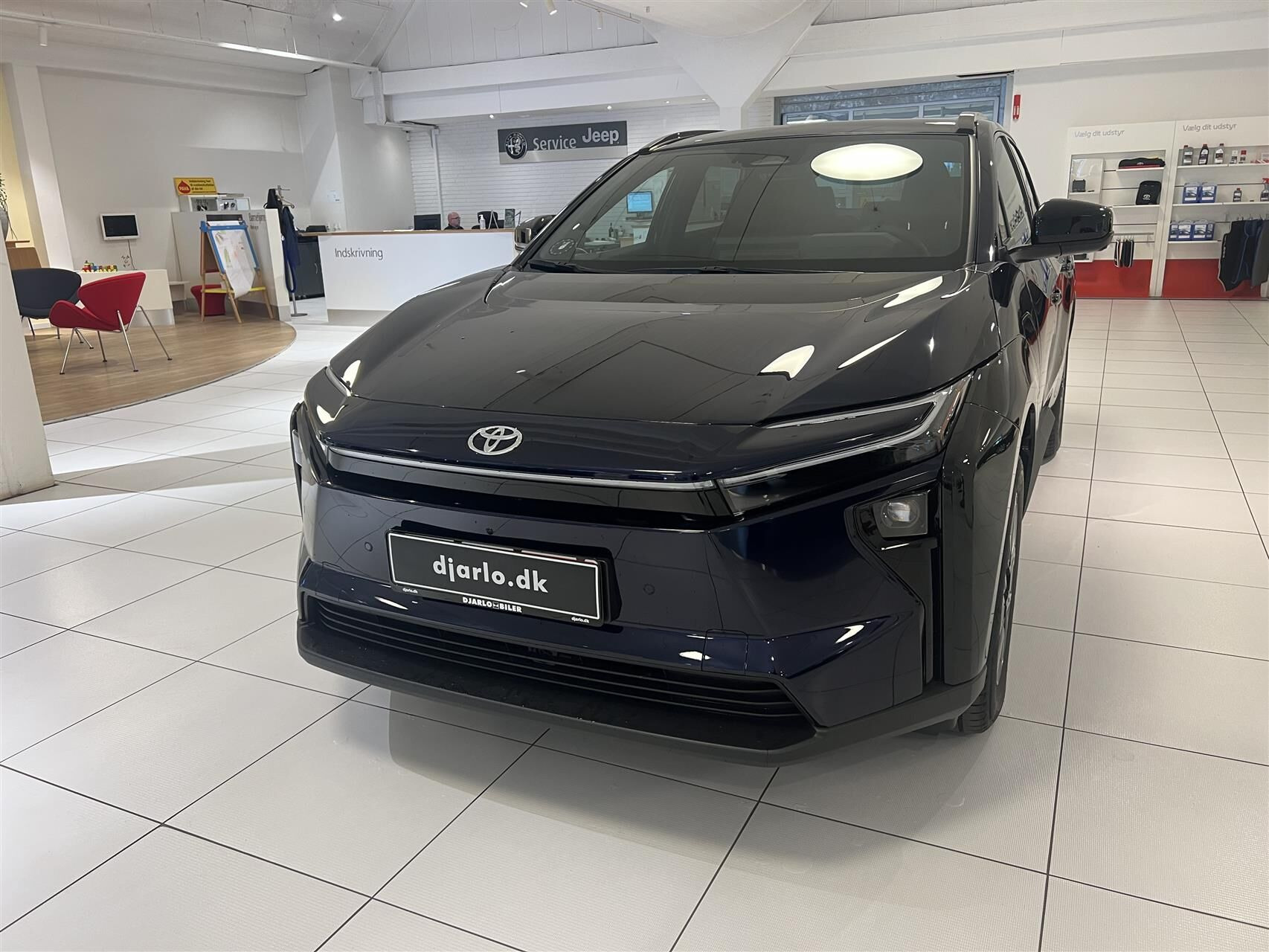 Blå Toyota BZ4X fra 2026