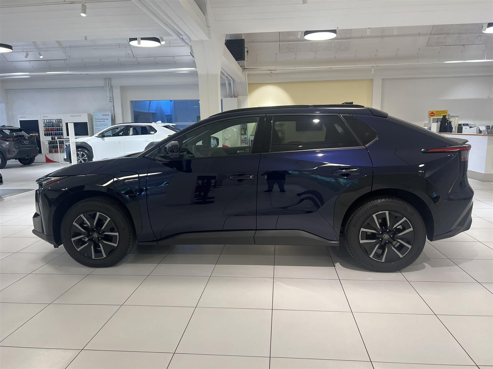 Blå Toyota BZ4X fra 2026
