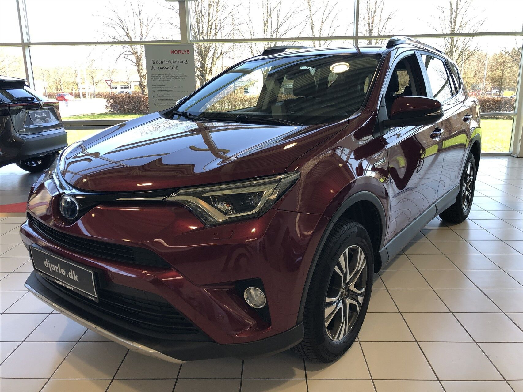 Rød Toyota RAV4 fra 2018