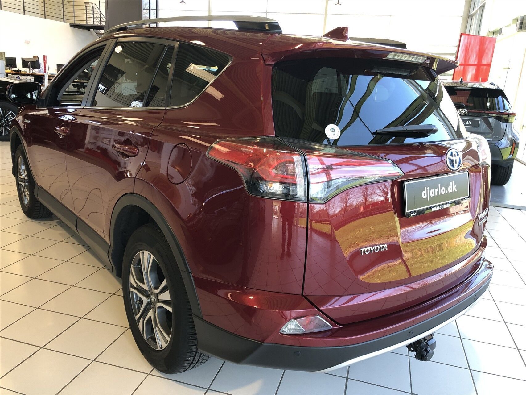 Rød Toyota RAV4 fra 2018