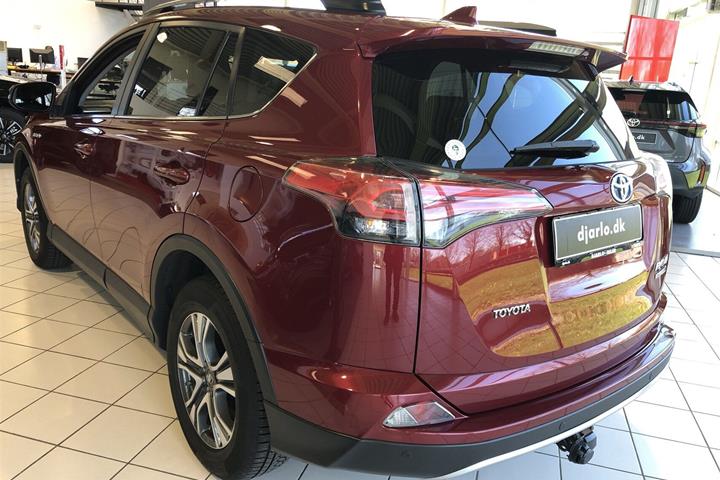 Rød Toyota RAV4 fra 2018
