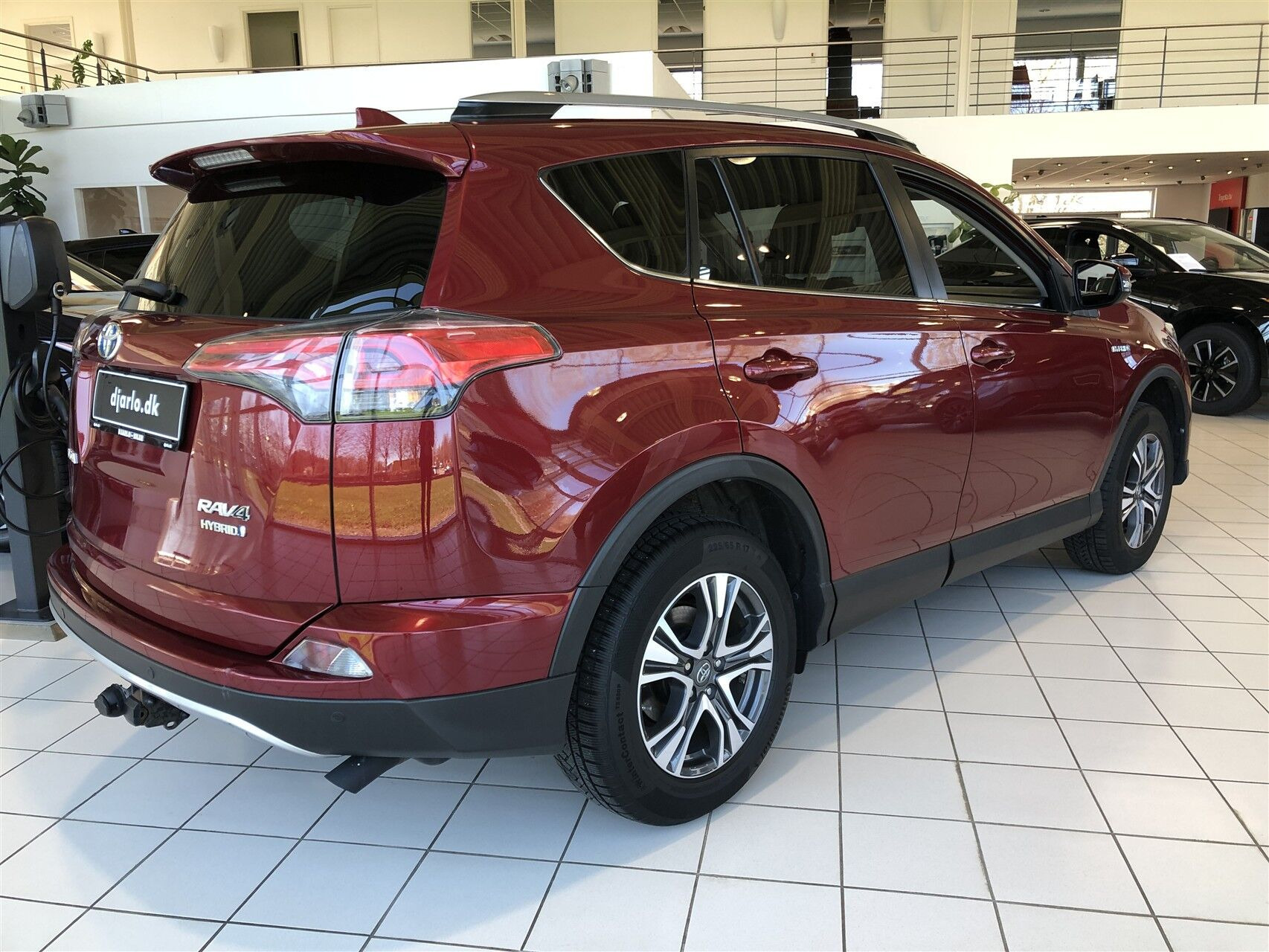 Rød Toyota RAV4 fra 2018