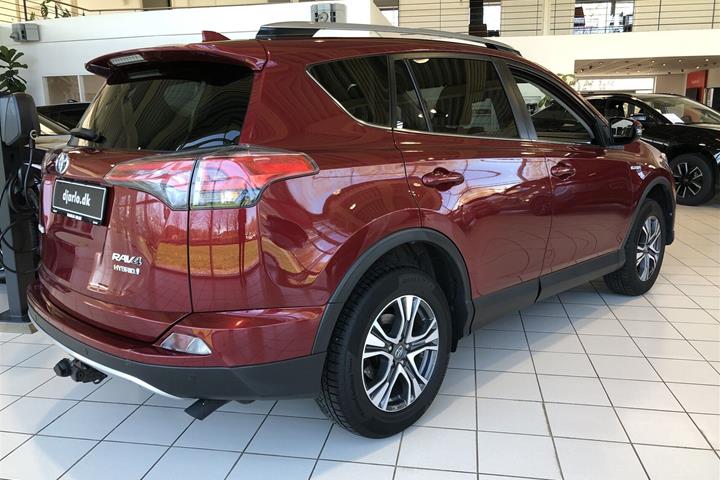 Rød Toyota RAV4 fra 2018
