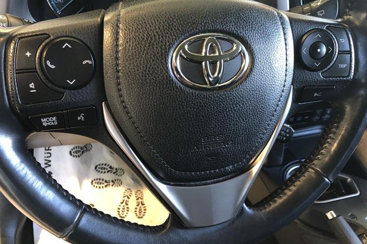 Rød Toyota RAV4 fra 2018
