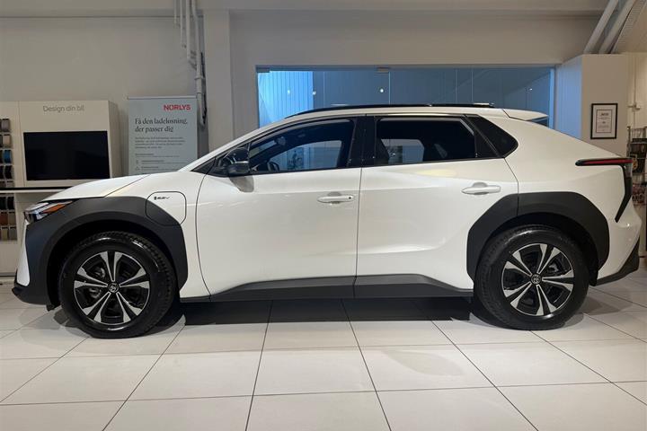 Hvid Toyota BZ4X fra 2025