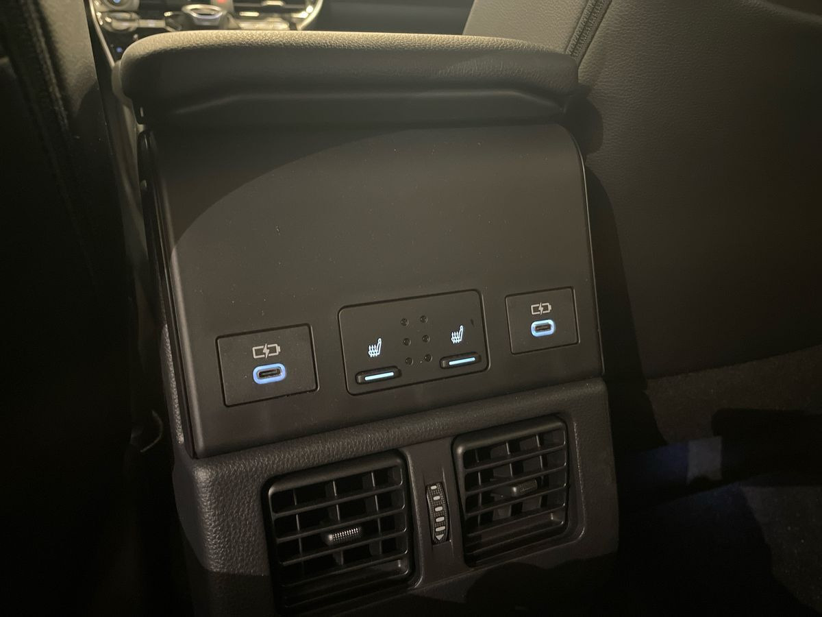 Hvid Toyota BZ4X fra 2025