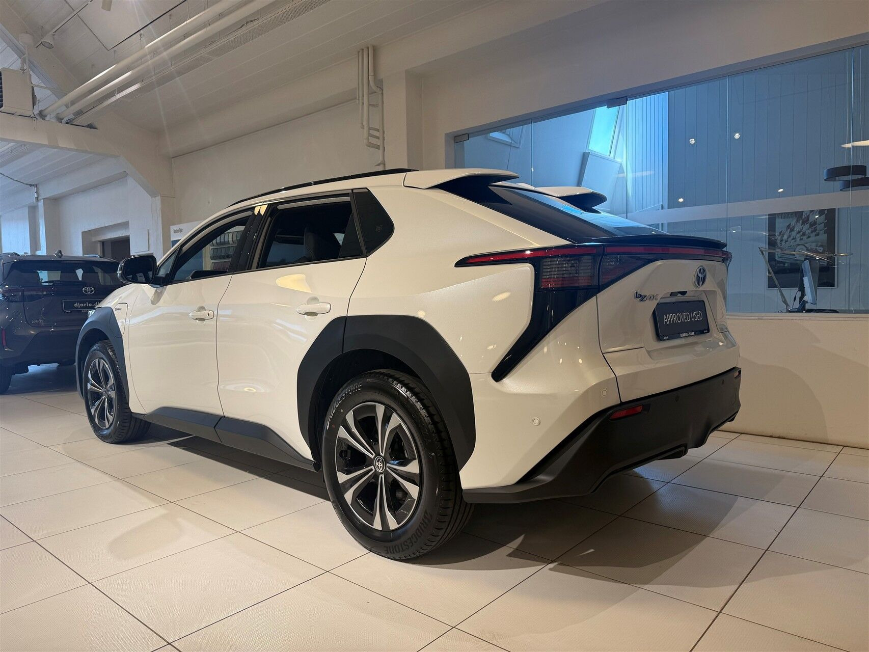 Hvid Toyota BZ4X fra 2025