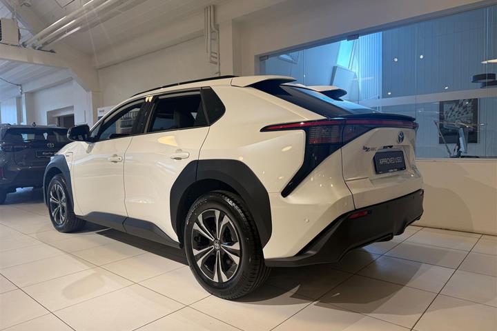 Hvid Toyota BZ4X fra 2025