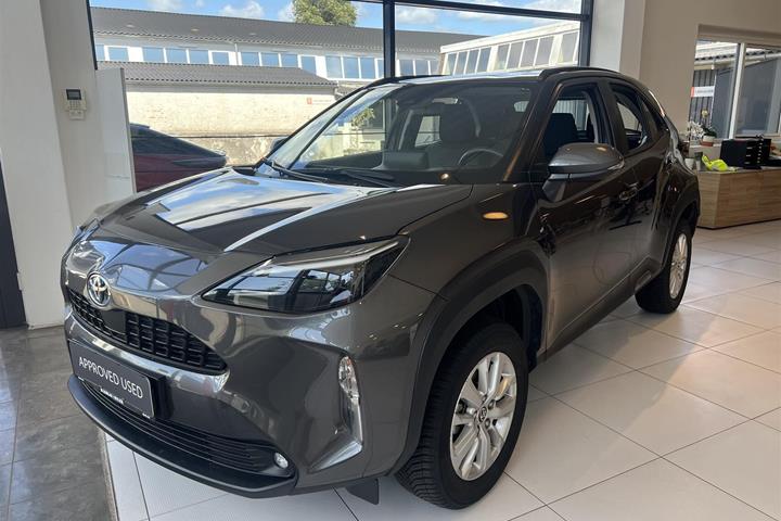 Grå Toyota Yaris Cross fra 2023