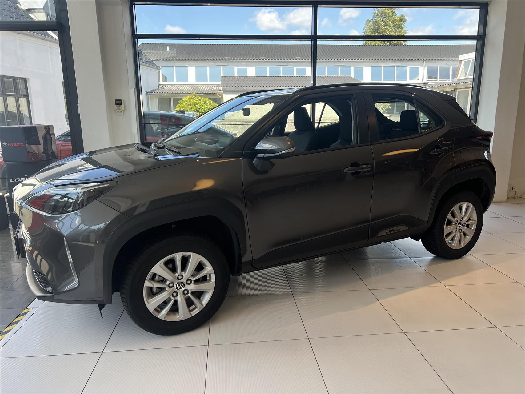 Grå Toyota Yaris Cross fra 2023