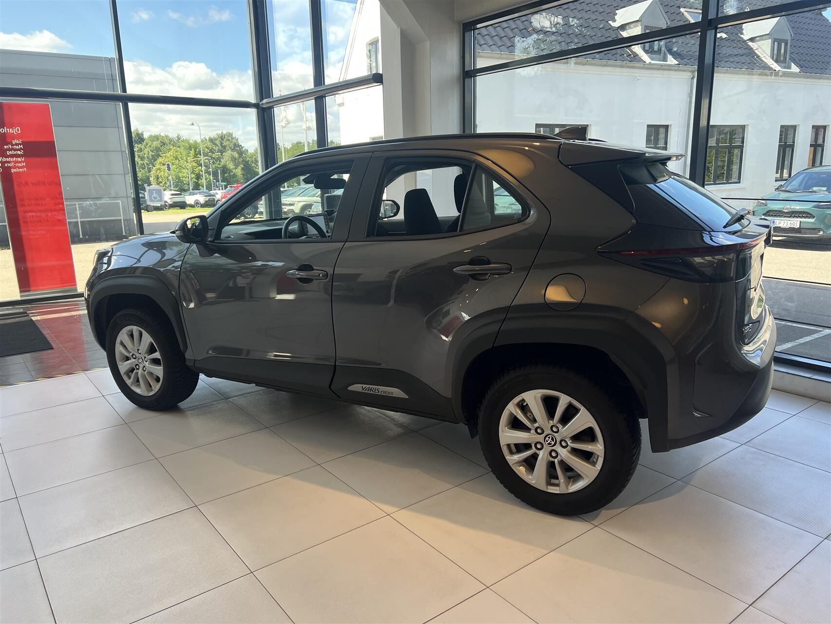 Grå Toyota Yaris Cross fra 2023