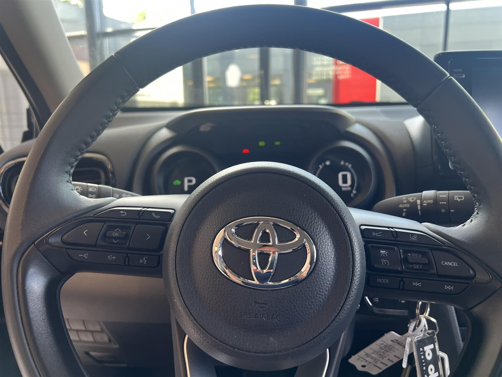 Grå Toyota Yaris Cross fra 2023