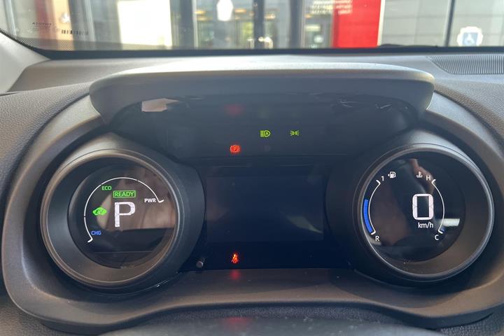 Grå Toyota Yaris Cross fra 2023