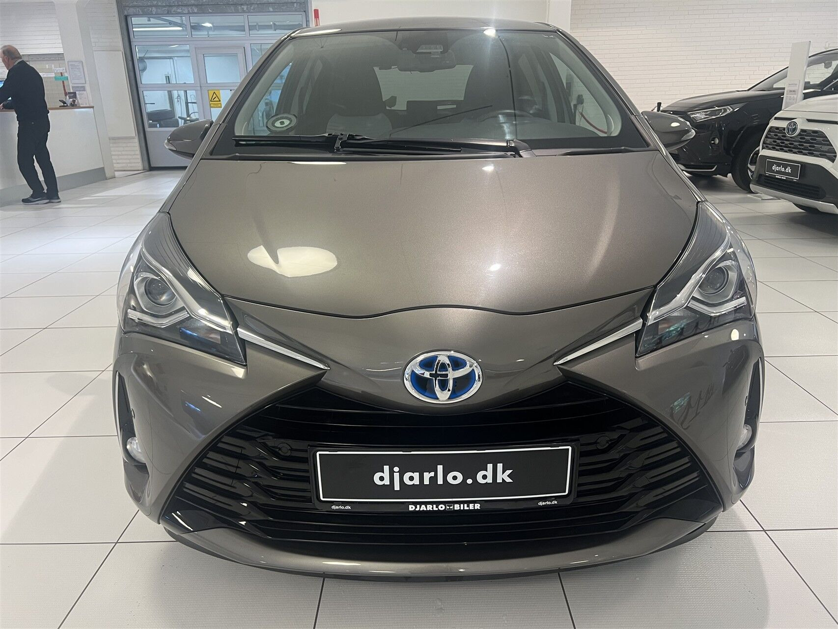 Bronze Toyota Yaris fra 2020