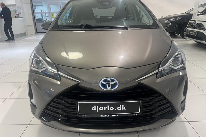 Bronze Toyota Yaris fra 2020