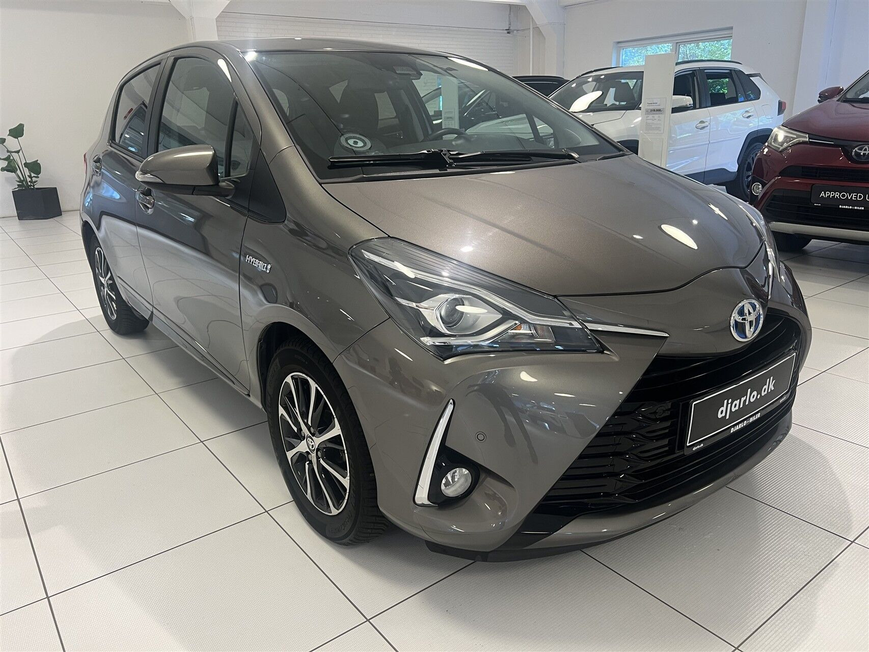 Bronze Toyota Yaris fra 2020