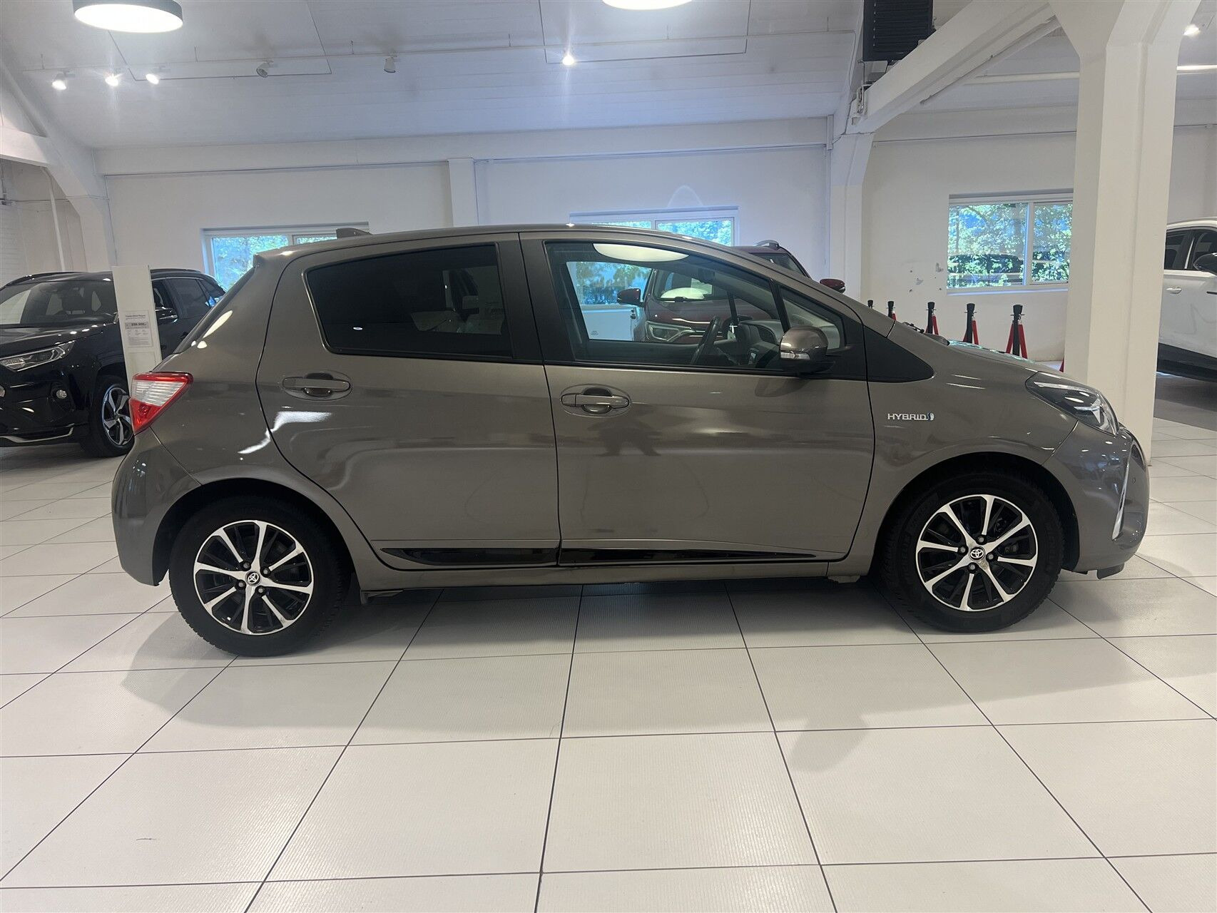Bronze Toyota Yaris fra 2020