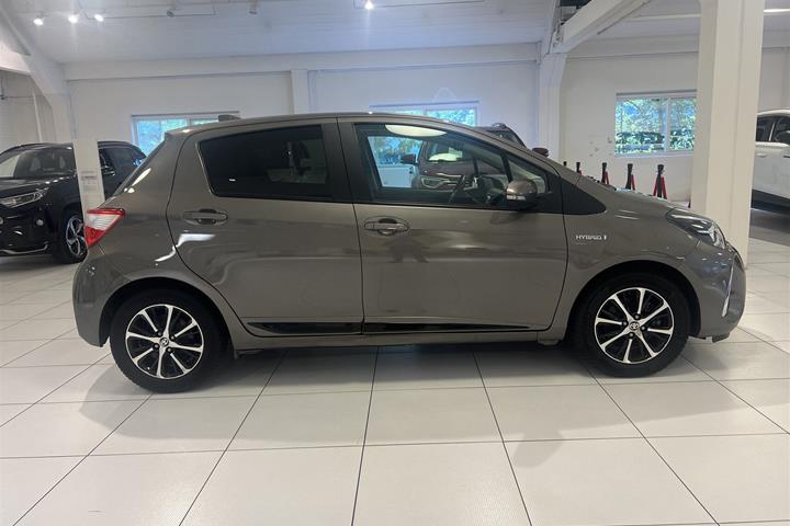 Bronze Toyota Yaris fra 2020
