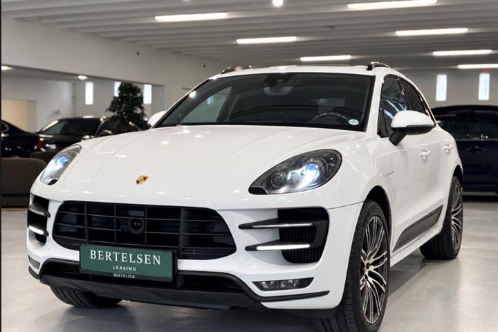 Sort Porsche Macan Turbo fra 2014