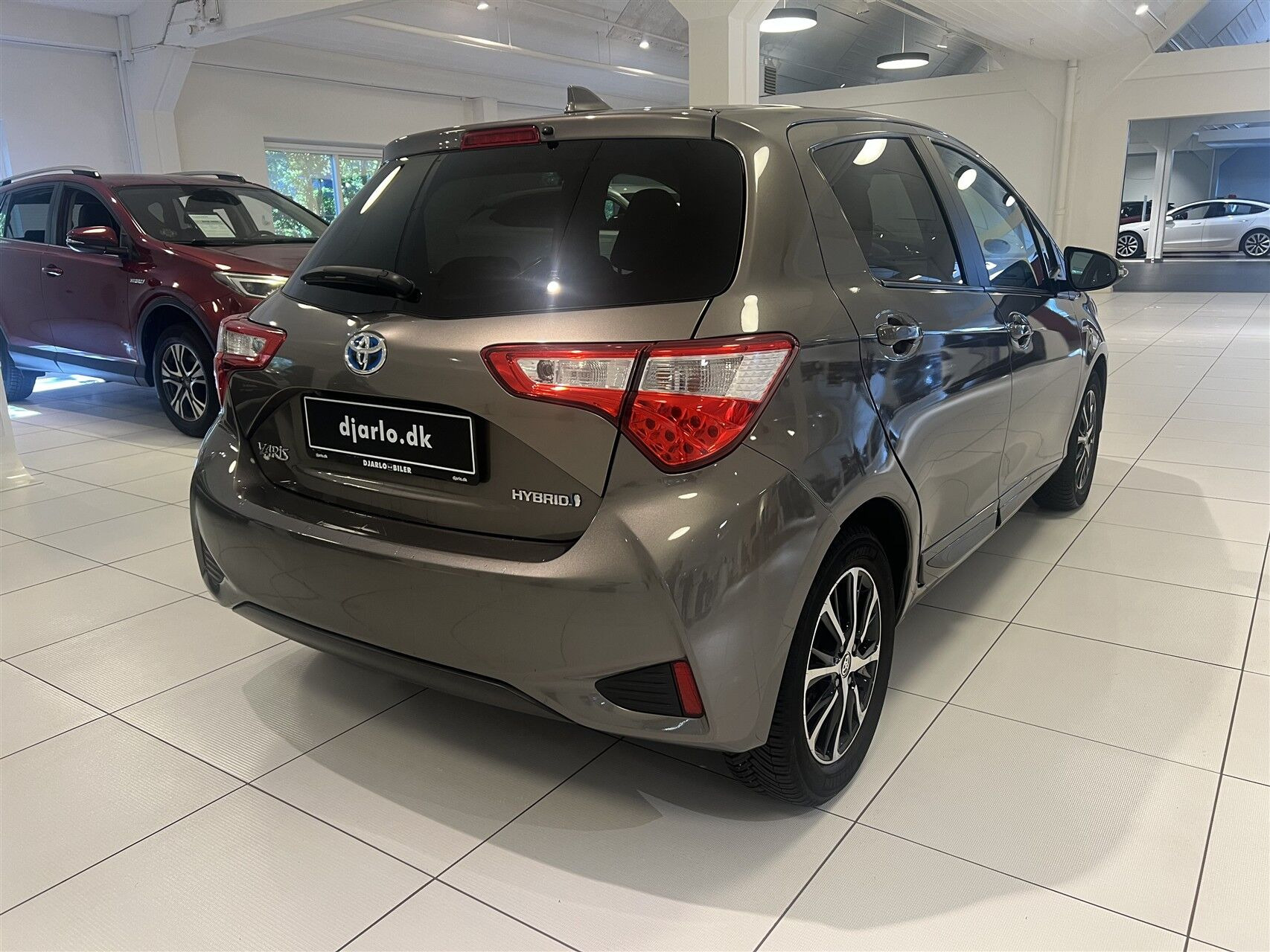 Bronze Toyota Yaris fra 2020