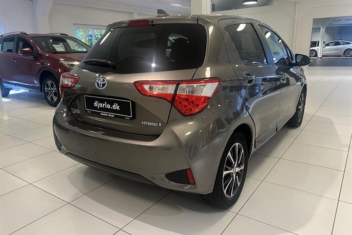 Bronze Toyota Yaris fra 2020